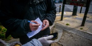 Αστυνομικός κάνει έλεγχο σε πολίτη