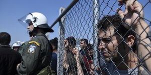 συρματα προσφυγες