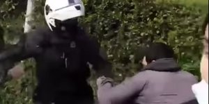 Αστυνομικός χτυπάει πολίτη στην πλατεία της Νέας Σμύρνης