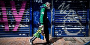 Ανδρας στο κέντρο της Αθήνας με μάσκα για τον κορωνοϊό