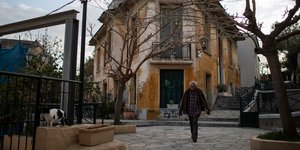 Ανδρας περπατά στην Αθήνα
