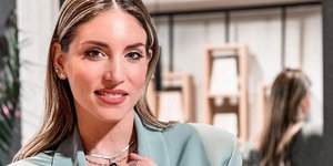 Η Αθηνά Οικονομάκου με σακάκι