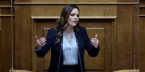 Η Εφη Αχτσιόγλου στη Βουλή