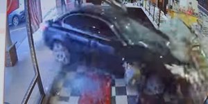 Αυτοκίνητο σπάει βιτρίνα φούρνου