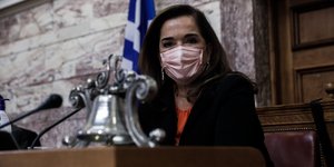 Η Ντόρα Μπακογιάννη με μάσκα στη βουλή