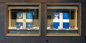 Η βιτρίνα του κοσμηματοπωλείου Πενθερουδάκης επί της οδού Βαλαωρίτου