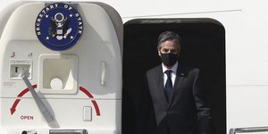 O Αντονι Μπλίνκεν βγαίνει από αεροπλάνο