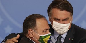 Μπολσονάρο και Παζουέλου με μάσκες