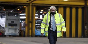 Ο Μπόρις Τζόνσον προχωρά φορώντας κίτρινο μπουφάν