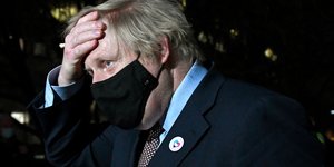 Ο Μπόρις Τζόνσον πιάνει το κεφάλι του