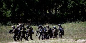 Στρατιώτες κατά τη διάρκεια άσκησης του ΝΑΤΟ