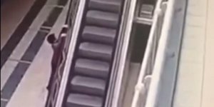 To αγόρι πιάστηκε από το εξωτερικό μέρος της κουπαστής της κυλιόμενης σκάλας