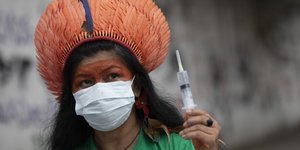 Γυναίκα με σύριγγα στη Βραζιλία 