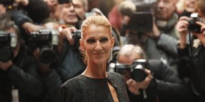 Η Σελίν Ντιόν με πιασμένα τα μαλλιά της ψηλά