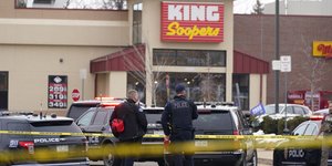 Αστυνομικοί έξω από σούπερ μάρκετ στο Κολοράντο