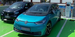 Σε λειτουργία ο μεγαλύτερος σταθμός δημόσιας φόρτισης ηλεκτρικών αυτοκινήτων στην Ελλάδα