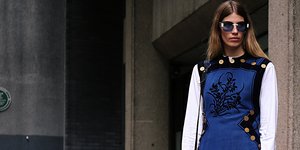 γυναίκα με φόρεμα και γυαλιά στην εβδομάδα μόδας