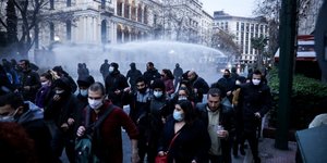 Η Αύρα εκτοξεύει νερό προκειμένου να διαλύσει συγκεντρωμένο πλήθος στο κέντρο της Αθήνας