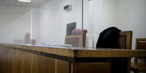 Δικαστική έδρα σε αίθουσα δικαστηρίου