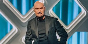 Ο Δημήτρης Σκουλός με μαύρο σακάκι