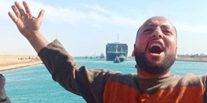 Πανηγυρισμός εργαζομένου μετά την απελευθέρωση του φορτηγού-πλοίου στη Διώρυγα του Σουέζ