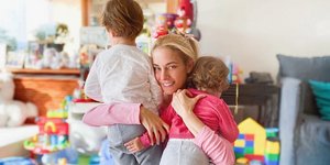 Η Δούκισσα Νομικού αγκαλιά με τα δυο παιδιά της