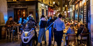 Κόσμος σε δρόμο της Ισπανίας 