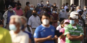 Κόσμος με μάσκες στο Ελ Σαλβαδόρ