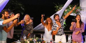 Η Ελευθερία Ελευθερίου ανάμεσα στους συμπαίκτες της στο πάρτι της Ένωσης του Survivor 4