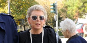 Η Έλενα Ακρίτα με γυαλιά ηλίου