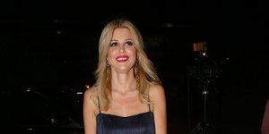 Η Ελενα Ράπτη με μπλε φόρεμα