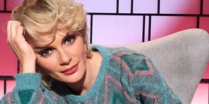 Η Ελενα Χριστοπούλου με πουλόβερ