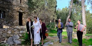 Ασημίνα και Δρόσω συνοδεύουν την Ελένη ντυμένη νύφη στην εκκλησία