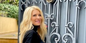 H Ελένη Μενεγάκη στην πόρτα