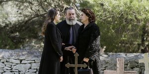 Η Ελένη και η Μυρσίνη σε σκηνή της σειράς «Άγριες Μέλισσες»