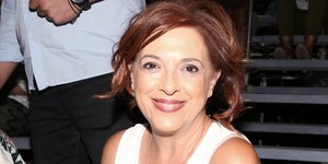 Η Ελένη Ράντου με λευκά ρούχα καθιστή