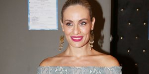 H Ελεονώρα Μελέτη με στράπλες φόρεμα και κότσο στα μαλλιά