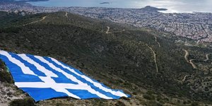 Η σημαία 4.000 τ.μ. που τοποθέτησε ο Δήμος Γλυφάδας στον Υμηττό
