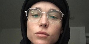 Ο Έλιοτ Πέιτζ με σκούφο και γυαλιά