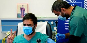 Νοσηλευτής στην Κύπρο κάνει το εμβόλιο ενάντια στον κορωνοϊό