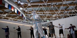 Πολίτες σε εμβολιαστικό κέντρο στη Ρωσία