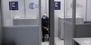 Ανδρας σε εμβολιαστικό κέντρο