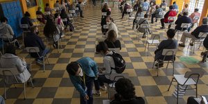 Κόσμος σε αίθουσα αναμονής για το εμβόλιο