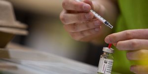 Φιαλίδιο με το εμβόλιο της Astrazeneca