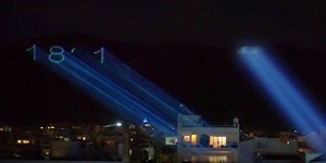 Εντυπωσιακό θέαμα με λέιζερ και σημαία στη Γλυφάδα για τα 200 χρόνια από την Ελληνική Επανάσταση