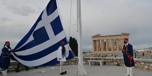 H έπαρση της σημαίας από την Ακρόπολη