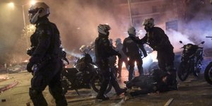 Επεισόδια στη Νέα Σμύρνη ανάμεσα σε αστυνομικούς και κουκουλοφόρους