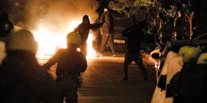 Μολότοφο και δακρυγόνα στη Νέα Σμύρνη