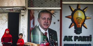 Αφίσα του Ρετζέπ Ταγίπ Ερντογάν πλάι στο λογότυπο του κόμματός του, του AKP