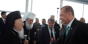 Ερντογάν και Βαρθολομαίος ανταλλάσσουν χειραψία